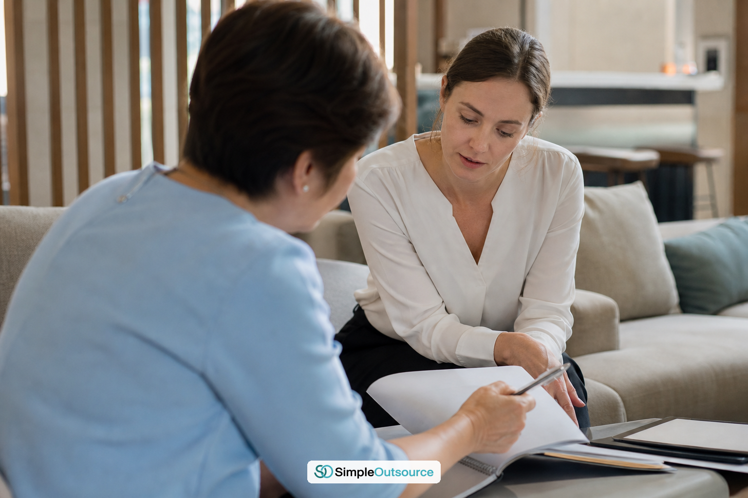HR ตรวจสอบเอกสารและความเข้าใจร่วมกันกับพนักงานต่างชาติก่อนยื่นใบอนุญาตทำงาน